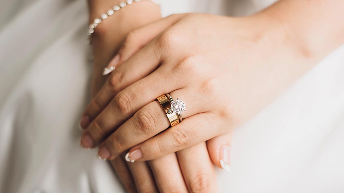 婚約指輪のダイヤモンドの平均的なカラットや相場とは？